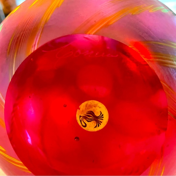 Correia Hand Blown Glass Vase Pink and Gold Spiral Motif exquisitely Created - Picture 3 of 6